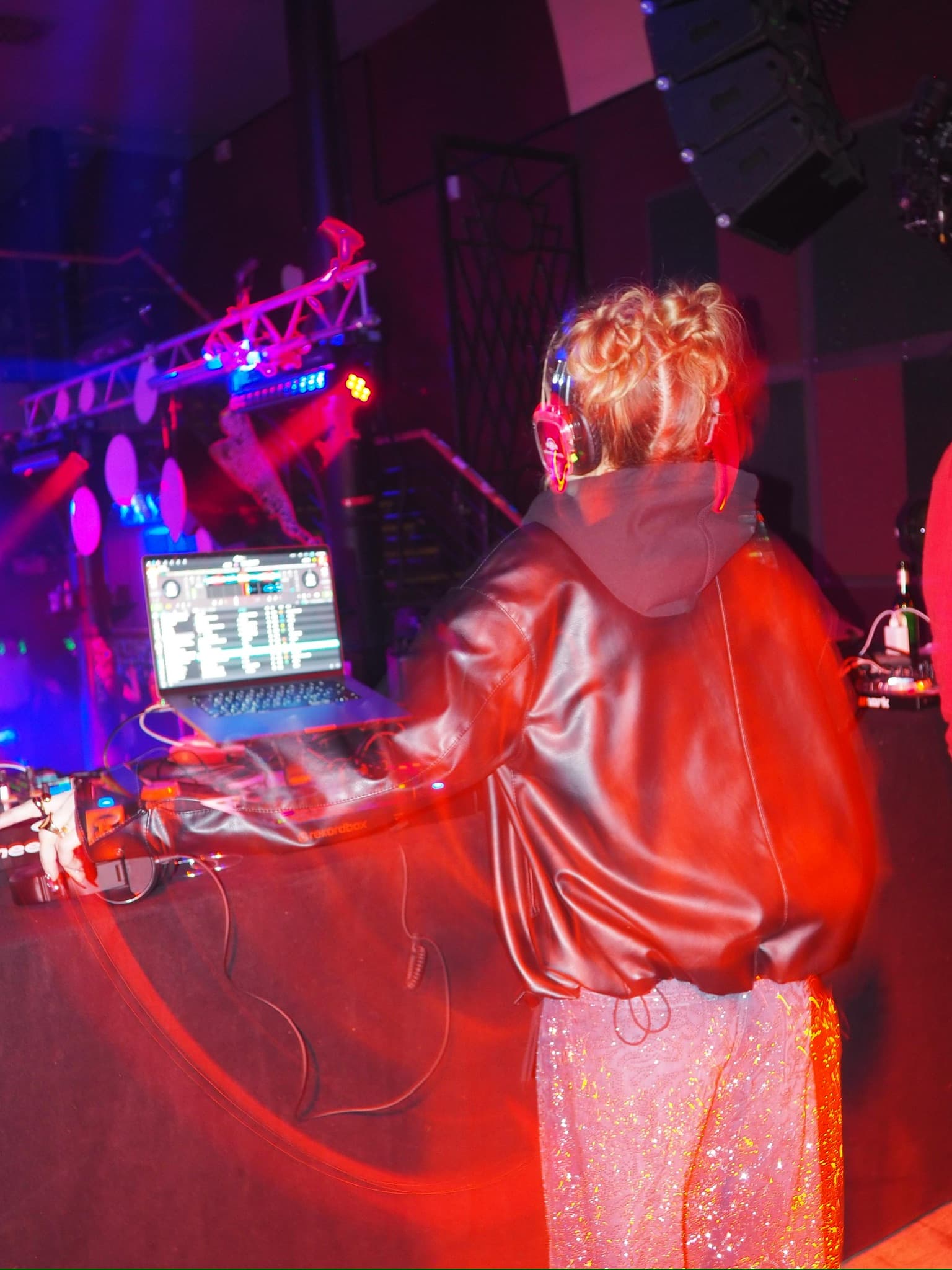 Mary an den Decks im roten Bühnenlicht