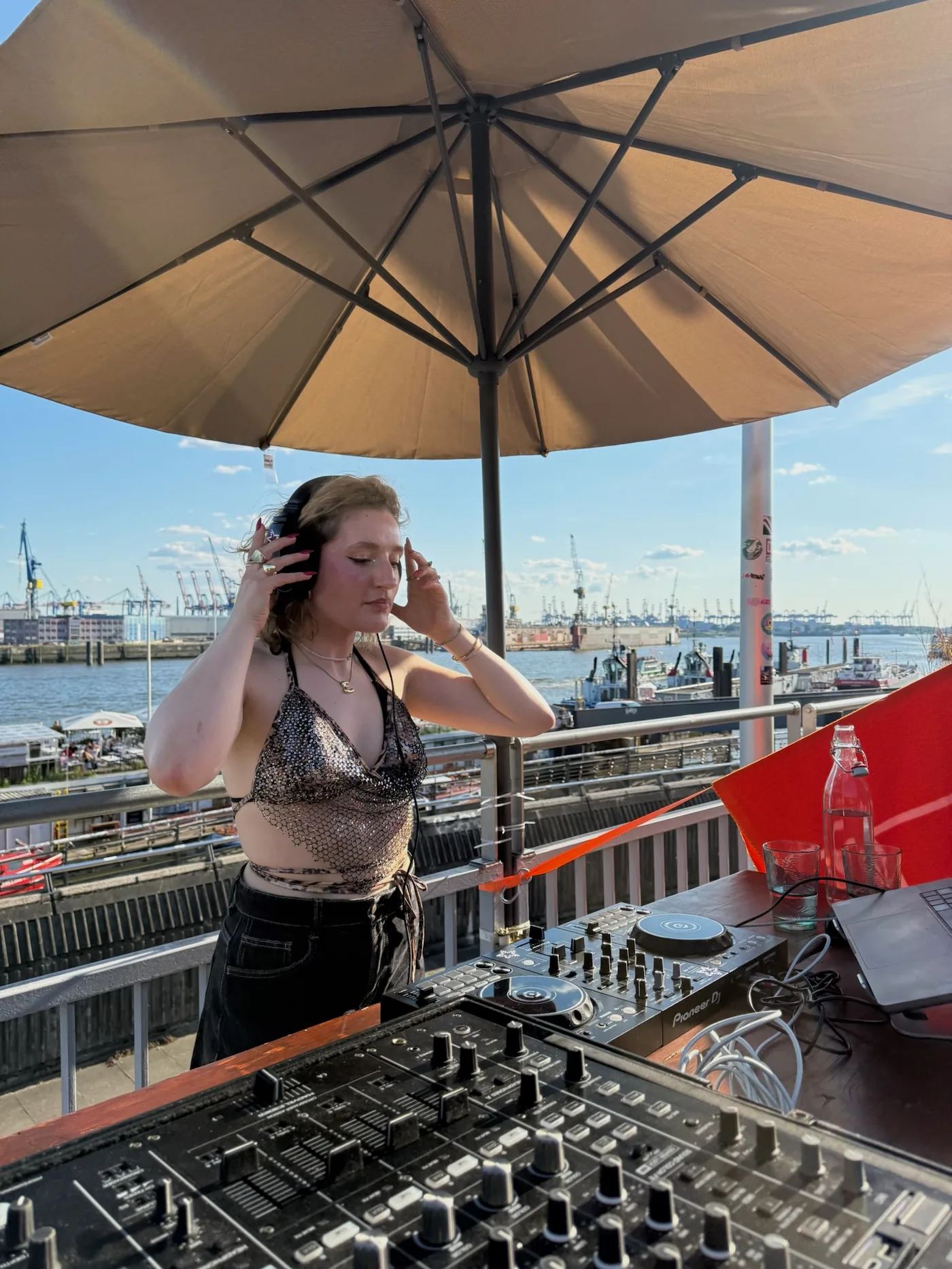 Konzentriert am Set, Hafen im Hintergrund